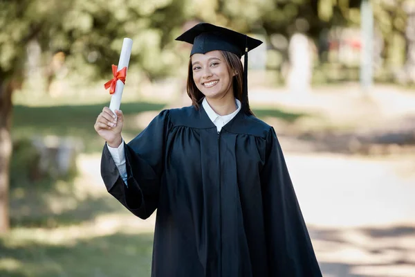Certificado Universitário Graduação Menina Com Sorriso Campus Para Sucesso Prêmio — Fotografia de Stock