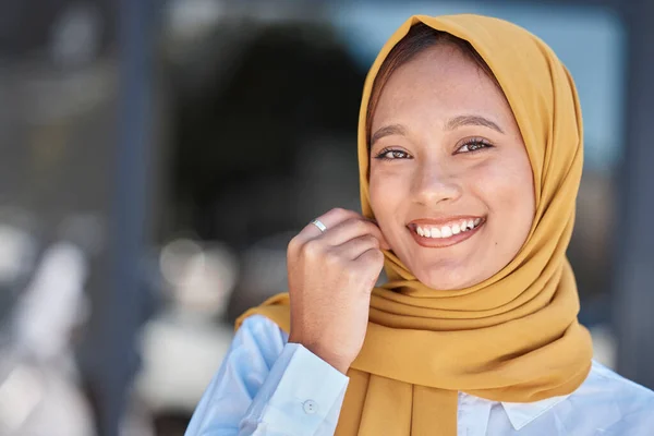 Reisen Lächeln Und Porträt Der Muslimischen Frau Der Stadt Für — Stockfoto