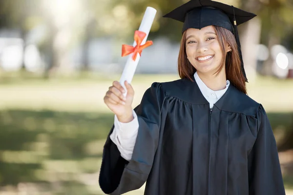 Graduação Diploma Universitário Retrato Mulher Campus Com Sorriso Para Sucesso — Fotografia de Stock