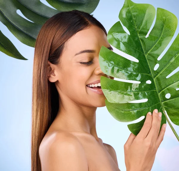 Kvinna Leende Och Löv Naturlig Skönhet Och Ekologisk Hudvård Kosmetika — Stockfoto