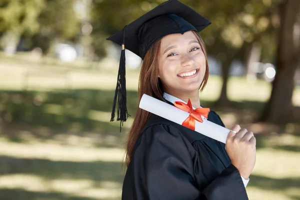 教育の卒業証書と成功 賞と達成のための笑顔で女の子の肖像画 大学と証明書を持つ幸せな女性の卒業生 学位とキャンパスでアカデミーのスクロール — ストック写真