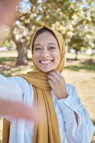 穆斯林 公园里的女人带着头巾和自拍 自由和旅行 自然与和平和平静的户外 在迪拜 伊斯兰时尚 年轻人和具有冒险精神 生活方式和女性气质的男人们都面带微笑 — 图库照片
