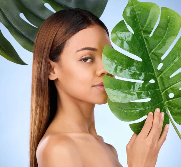 Kvinna Porträtt Och Blad Naturlig Skönhet Och Ekologisk Hudvård Kosmetika — Stockfoto