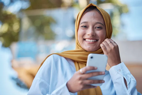 国際文化 都市ネットワーク モバイルアプリのための考え方を持つイスラム教徒の女性の電話 屋外や肖像画 若いヒジャーブ起業家や携帯電話でサウジアラビアからのイスラム教徒の顔 — ストック写真