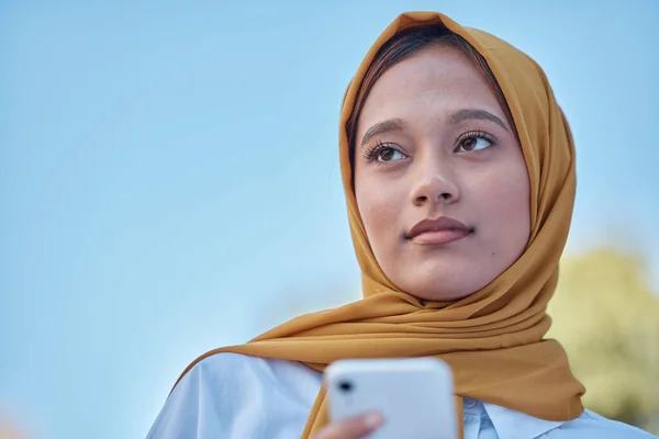 Muslima Junge Frau Hijab Und Draußen Mit Telefon Unterwegs Den — Stockfoto