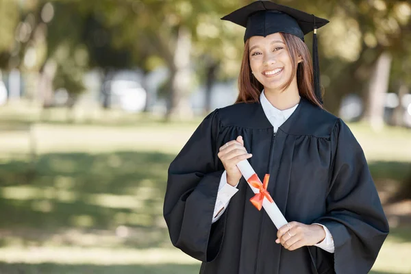 Graduación Educación Retrato Mujer Campus Con Sonrisa Para Éxito Premio — Foto de Stock