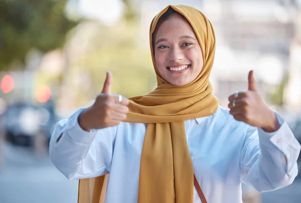 Polegares Para Cima Feliz Retrato Mulher Muçulmana Cidade Para Realização — Fotografia de Stock