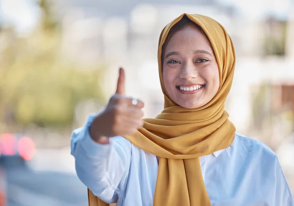 都市のイスラム教徒の女性の達成のための親指アップ 笑顔と肖像画 インドネシアでリラックスして自然 イスラム的で 肯定的で 都会の町でヒジャーブを身に着けている女の子と自信を持っています — ストック写真