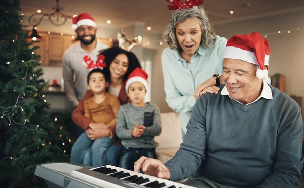 Família Natal Homem Sênior Com Piano Uma Sala Estar Para — Fotografia de Stock