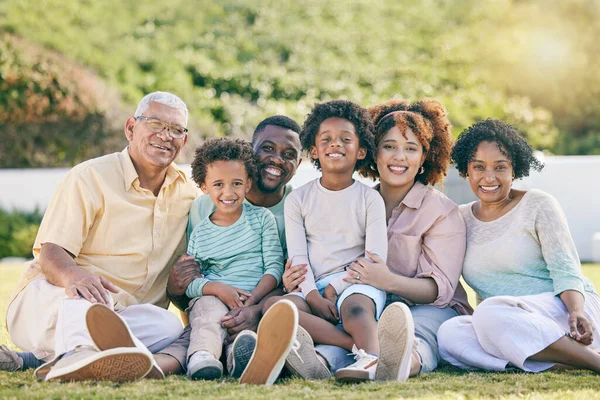 草の上の祖父母 両親や子供の肖像画は 夏休みや週末をお楽しみください 黒の家族 庭と幸せなお母さん お父さんと子供たちは質の高い時間のために笑顔 屋外でリラックスして絆 — ストック写真