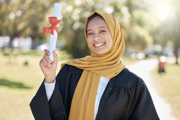 Portret Absolwentki College Muzułmanki Certyfikatem Wykształcenia Sukcesem Uczenia Się Osiągnięciami — Zdjęcie stockowe