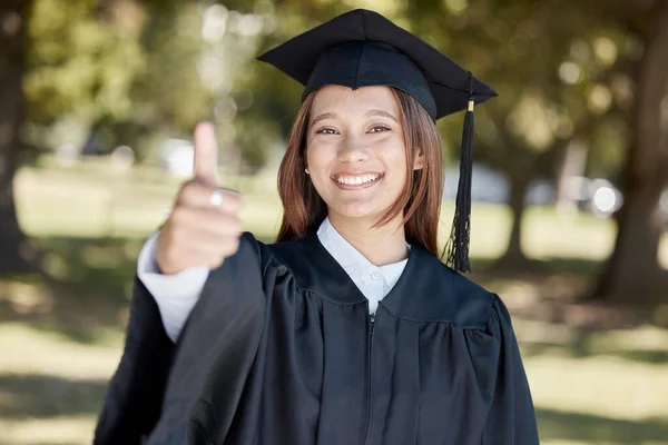 卒業と成功のためのキャンパスで親指を持つ女の子の肖像画 賞と証明書の儀式 大学と目標と達成のための手の記号を持つ幸せな女性の卒業生 — ストック写真