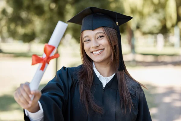 卒業生とキャンパスで卒業証書を持つ少女の肖像画は 賞と達成のための笑顔 大学と証明書 学位とアカデミーのスクロールを持つ幸せな女性の卒業生 — ストック写真