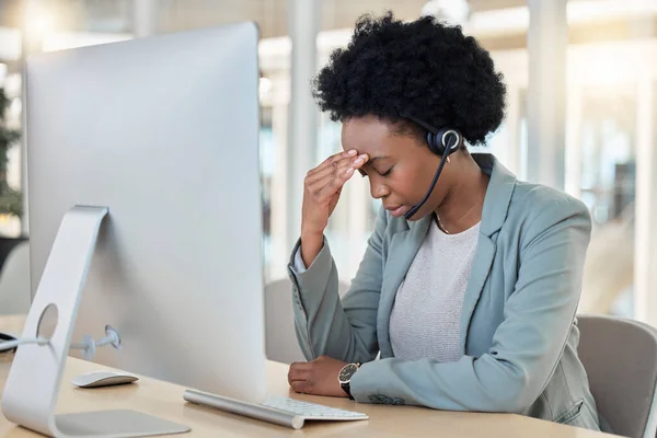 Centro Atención Telefónica Telemarketing Mujer Negra Con Dolor Cabeza Estrés —  Fotos de Stock