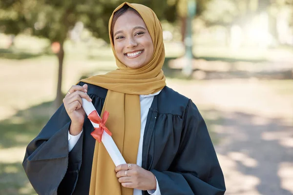 Diplôme Universitaire Portrait Femme Musulmane Avec Certificat Éducation Succès Bourse — Photo