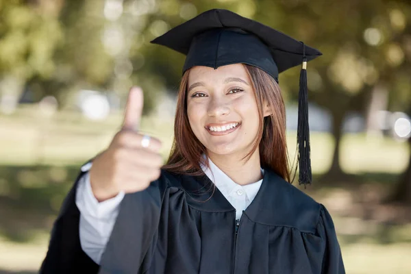 卒業と成功のためのキャンパスで親指を持つ女の子の肖像画 賞と証明書の儀式 目標と達成のための手の記号を持つ大学 大学と幸せな女性の卒業生 — ストック写真