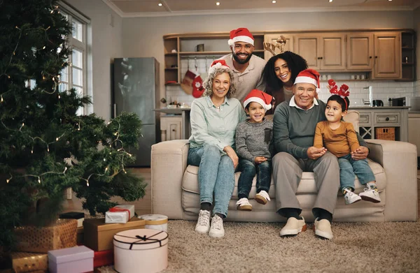Natal Grande Família Retrato Sorriso Sala Estar Sofá Casa Vínculo — Fotografia de Stock