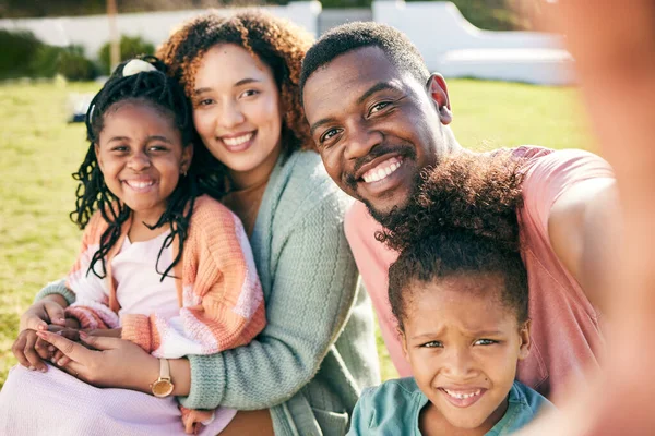 Selfie Černá Rodina Rodiče Dětmi Úsměv Dvorku Venkovní Víkend Zábavy — Stock fotografie