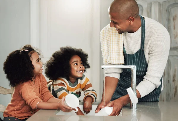 在厨房里与黑人家庭一起清洁 帮助和快乐 为他们提供粘合 卫生或教育 在家里与父亲和孩子一起做卫生 负责任或家务活的微笑 支持和自然 — 图库照片