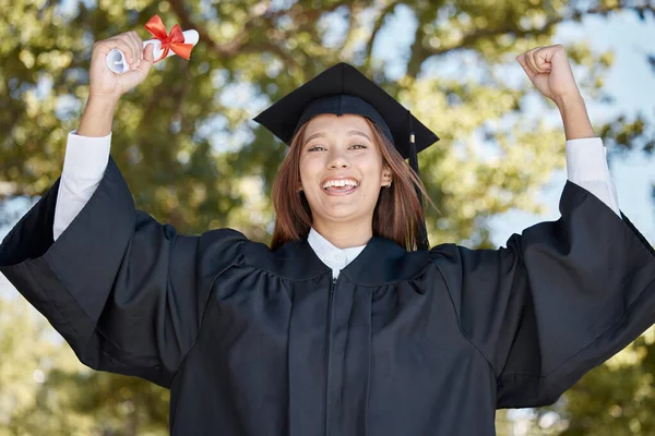 Feier Abschluss Und Porträt Einer Frau Mit Universitätsabschluss Errungenschaft Glücklich — Stockfoto