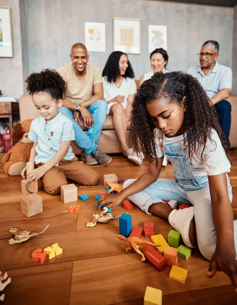 Família Feliz Crianças Brincando Com Blocos Educação Aprendizagem Curiosidade Sala — Fotografia de Stock