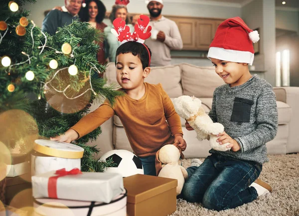 Karácsony Boldogság Gyerekek Ajándékokat Bontanak Ajándékokat Dobozokat Néznek Együtt Mosoly — Stock Fotó