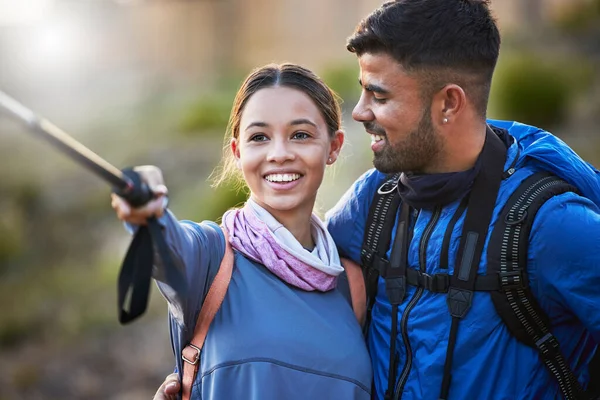 徒步旅行的自拍和背包在一起的微笑 快乐和冒险在山上健身 Gen Z男人 女人和户外用棍子为社交媒体 形象图片或爱的训练 — 图库照片