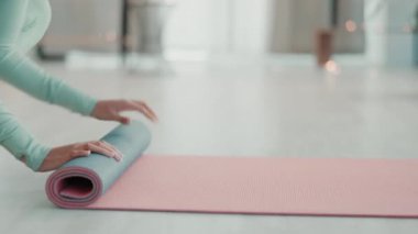 Spor salonu zemininde kadın ayaklarıyla spor, antrenman ve egzersiz için spor salonu paspası. Pilates, sağlık ve meditasyon için kızla evde manevi, denge ve sağIık..