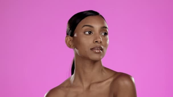 Schönheit Kosmetik Und Indische Frau Mit Körperpflege Denken Und Morgenroutine — Stockvideo