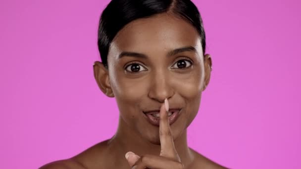 Vrolijke Vrouw Gezicht Vinger Lippen Voor Geheim Aan Huidverzorging Cosmetica — Stockvideo