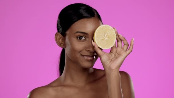 Beleza Cuidados Com Pele Mulher Indiana Estúdio Com Limão Vitamina — Vídeo de Stock