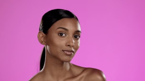 Schönheit Hautpflege Und Ernsthafte Indische Frau Studio Mit Attrappe Kosmetik — Stockvideo