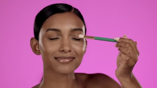 Belleza Cosmética Sombra Ojos Mujer India Estudio Con Pincel Mano — Vídeos de Stock