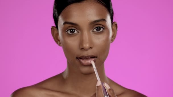 Belleza Maquillaje Mujer India Estudio Con Brillo Labios Cosméticos Aislado — Vídeos de Stock