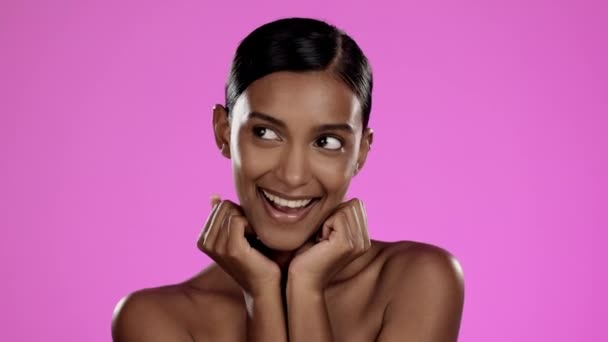 Schoonheid Huidverzorging Vrolijke Indiase Vrouw Studio Poseren Met Handen Cosmetica — Stockvideo