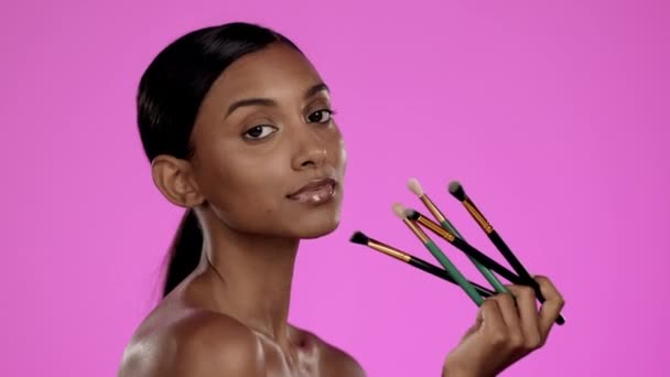 Kosmetika Make Indická Žena Štětcem Studiu Štěstí Úsměv Izolované Růžovém — Stock video