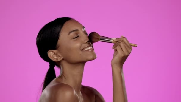 Belleza Maquillaje Mujer India Con Cepillo Nariz Estudio Felicidad Sonrisa — Vídeo de stock