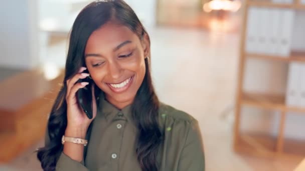 Vrouw Telefoongesprek Gesprek Lachen Communiceren Met Zakelijk Contact Netwerken Casual — Stockvideo