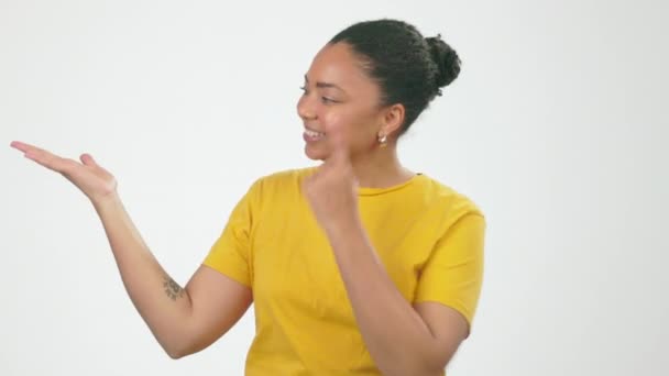 Hand Wijzend Gelukkig Met Zwarte Vrouw Studio Voor Beslissing Promotie — Stockvideo