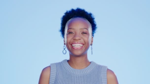 在一个充满自信 善良和积极心态的工作室里 一个黑人女人的快乐 微笑和面容 非洲女模特被一个蓝色背景的滑稽笑话逗乐时的快乐 兴奋和画像 — 图库视频影像