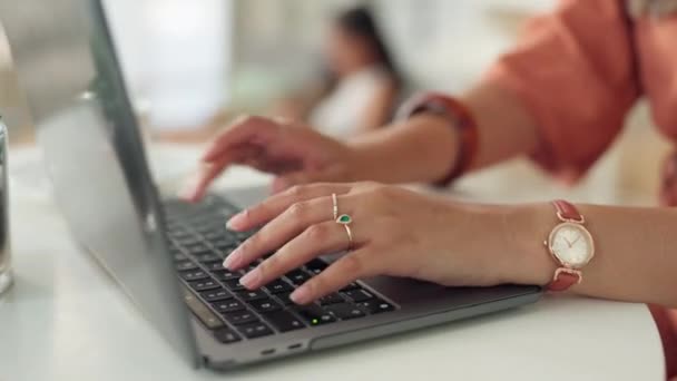 Kafede Yazan Kadın Bilgisayarı Dizüstü Bilgisayar Küçük Işletme Planlamasındaki Meşgul — Stok video