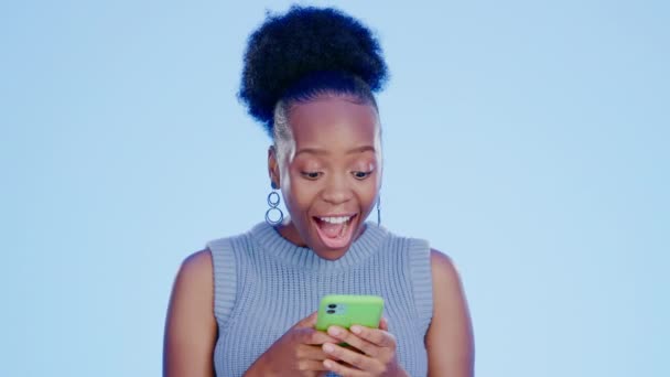 Black Woman Excited Phone Studio Winning Nft Online Casino Website — Stock Video