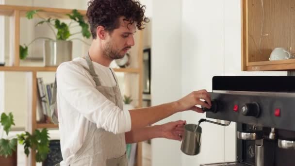Barista Makineli Buharlı Süt Kahve Dükkanında Bir Adam Ciddi Bir — Stok video