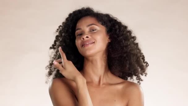 Piękno Pielęgnacja Skóry Dotyk Twarzy Czarną Kobietą Studio Kosmetyków Satysfakcji — Wideo stockowe
