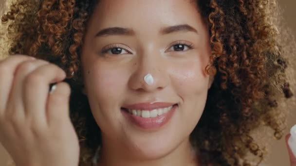 Cara Belleza Mujer Negra Aplican Loción Nariz Riendo Sonriendo Feliz — Vídeos de Stock