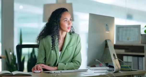 Geceleri Siyahi Bir Kadınla Posta Planlama Internet Haberleri Için Ofiste — Stok video