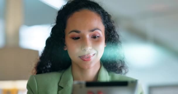 Tablette Heureux Recherche Avec Femme Noire Bureau Nuit Pour Projet — Video