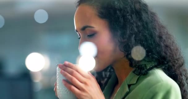Утром Мыслящая Женщина Пьет Кофе Позитивной Деловой Улыбкой Наслаждается Чашкой — стоковое видео