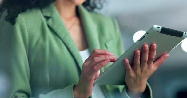Mains Tablette Recherche Avec Une Femme Noire Affaires Travail Pour — Video