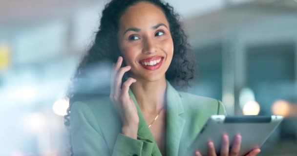 Rozmowa Telefoniczna Tablet Biznesowa Czarna Kobieta Rozmawiająca Podczas Nocnych Badań — Wideo stockowe